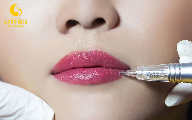 Phun môi collagen