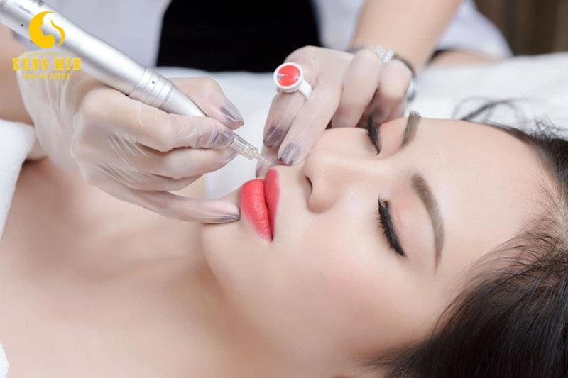 Phun môi collagen